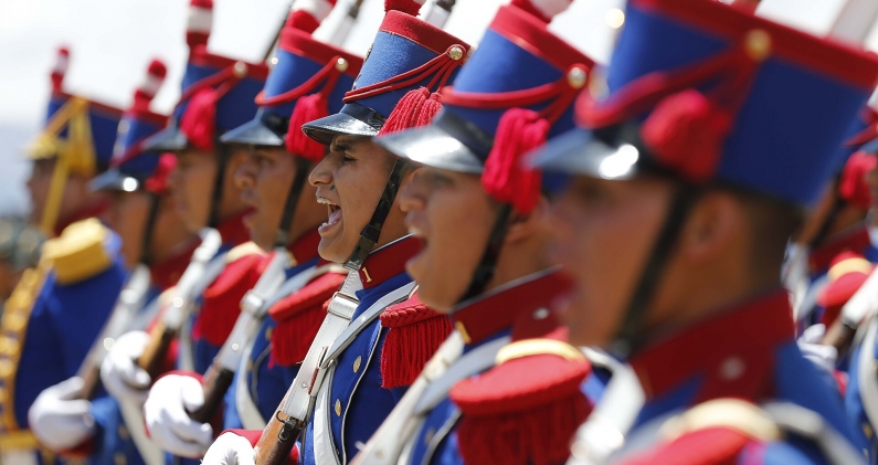 Efectivos militares entonan el himno nacional durante una ceremonia oficial en Perú. MINISTERIO DE DEFENSA
