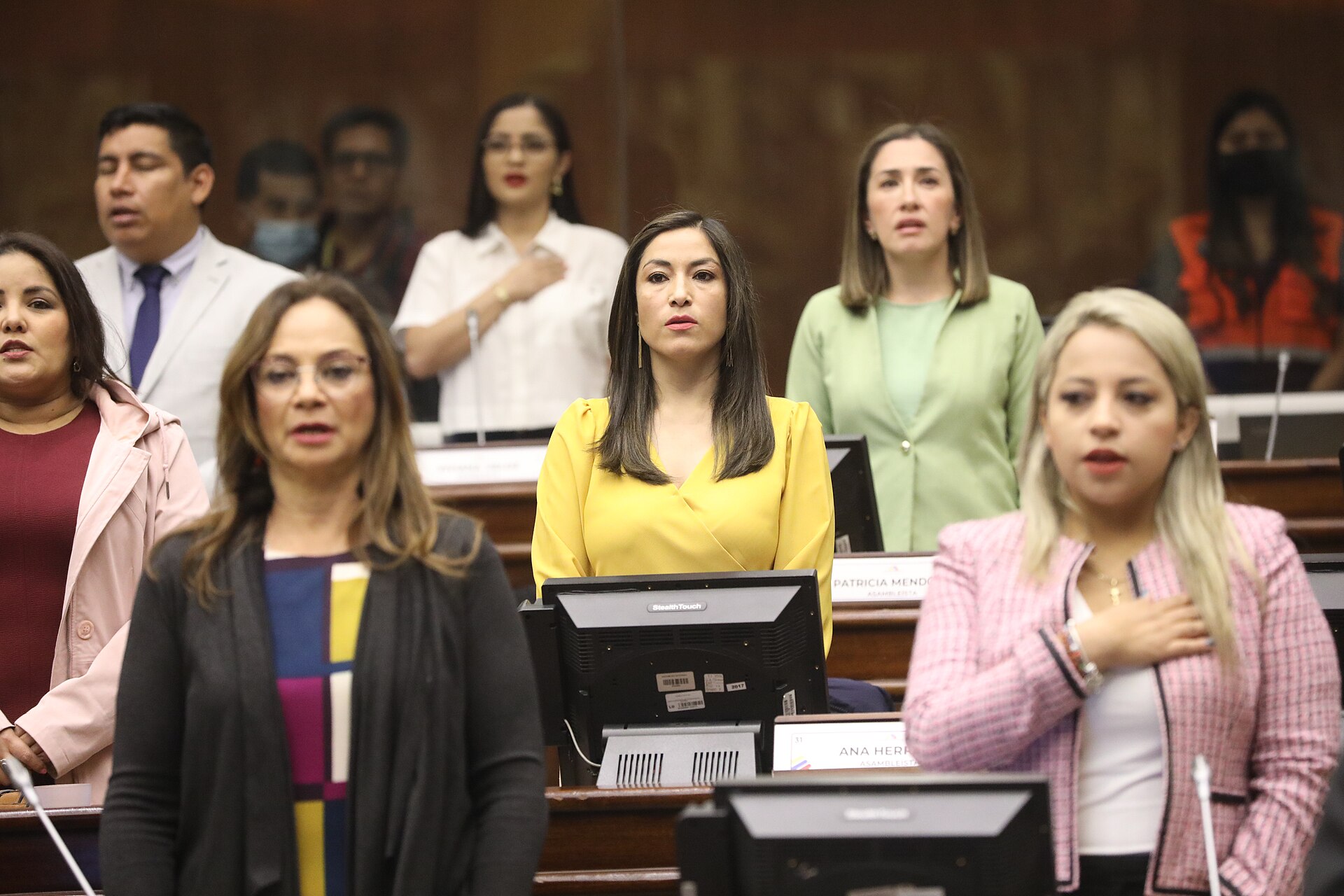El himno nacional de Ecuador suena durante una sesión del pleno de la Asamblea Nacional en Quito. FERNANDO SANDOVAL
