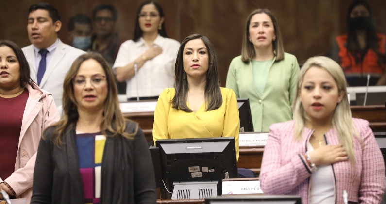 El himno nacional de Ecuador suena durante una sesión del pleno de la Asamblea Nacional en Quito. FERNANDO SANDOVAL