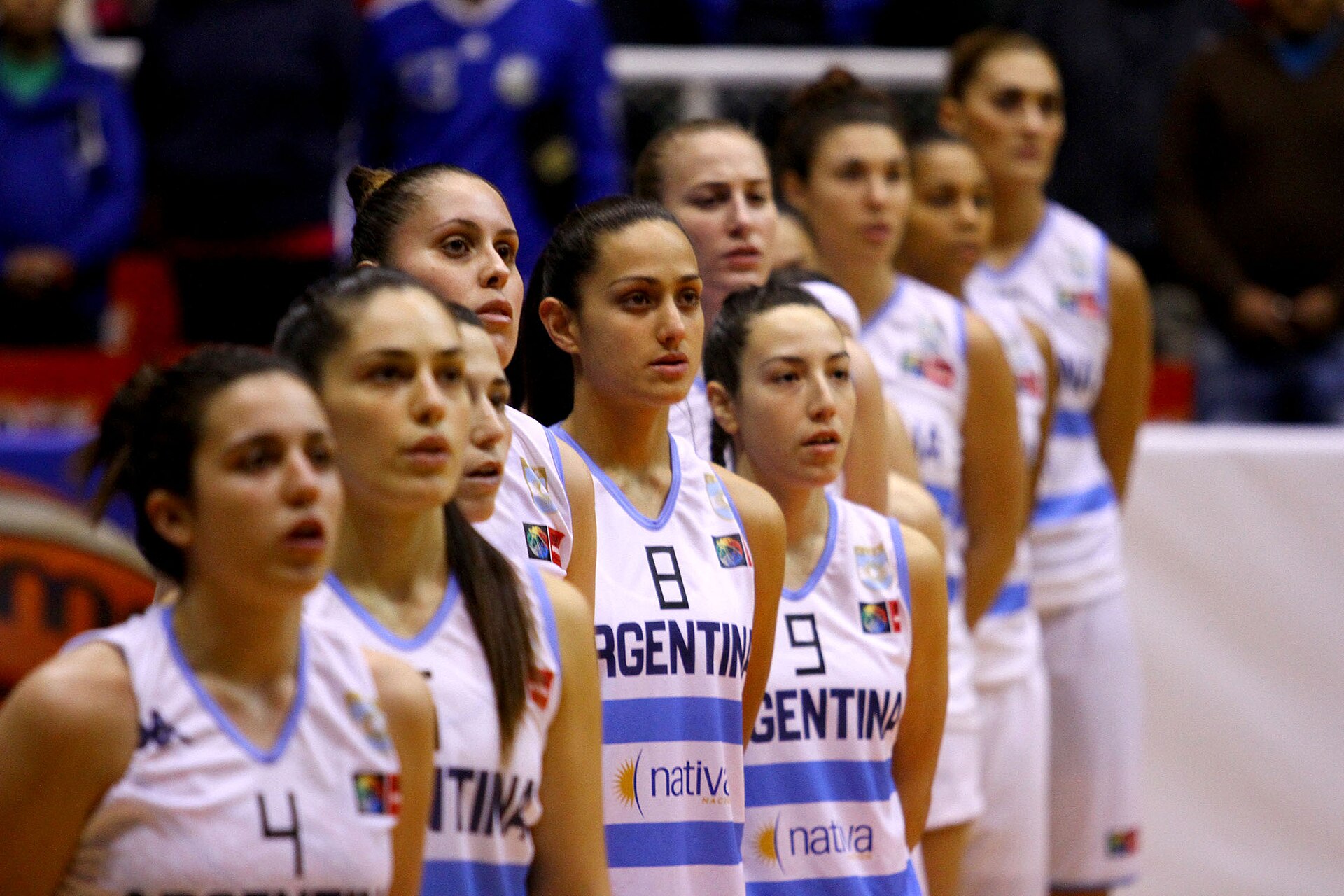 La selección femenina de Argentina entona el himno antes de un partido de baloncesto en 2014. LUIS ASTUDILLO