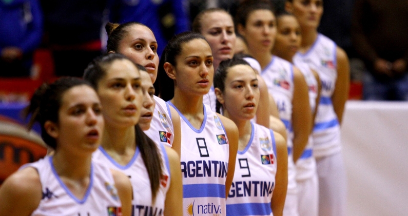 La selección femenina de Argentina entona el himno antes de un partido de baloncesto en 2014. LUIS ASTUDILLO
