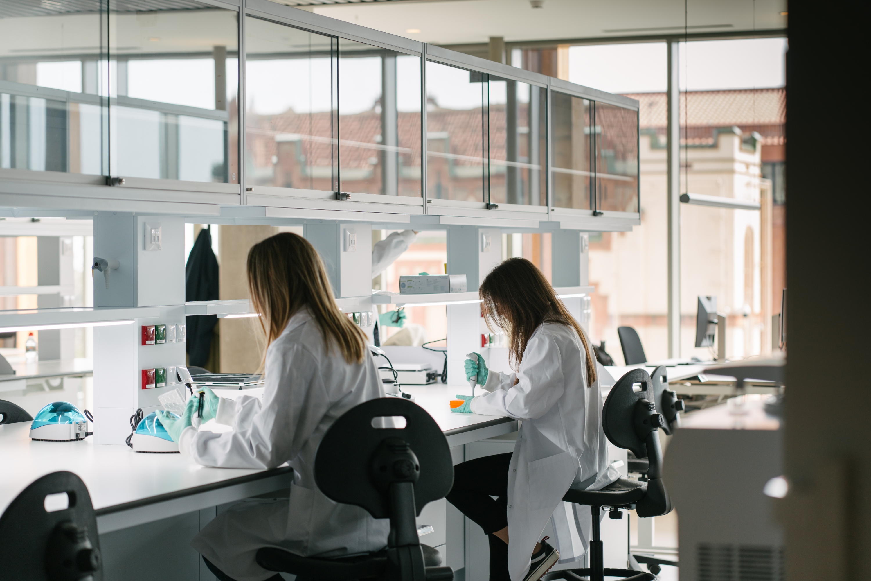 Dos investigadoras del CaixaResearch Institute trabajando en el laboratorio. FUNDACIÓN "LA CAIXA"