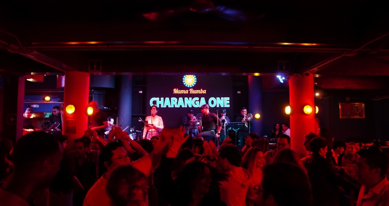 Música en vivo y pista llena durante una noche habitual en Mamá Rumba. DIEGO TORRES PANTÍN