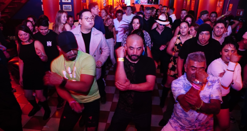 La salsa y el baile forman parte de las noches habituales en Mamá Rumba. DIEGO TORRES PANTÍN