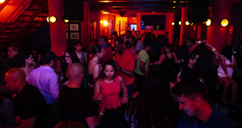 Jóvenes cubanos y mexicanos forman parte de la clientela habitual de Mamá Rumba. DIEGO TORRES PANTÍN
