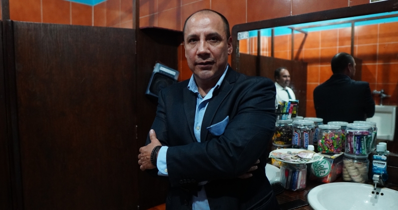 Jorge Hernández frecuenta Mamá Rumba desde hace más de tres décadas. DIEGO TORRES PANTÍN
