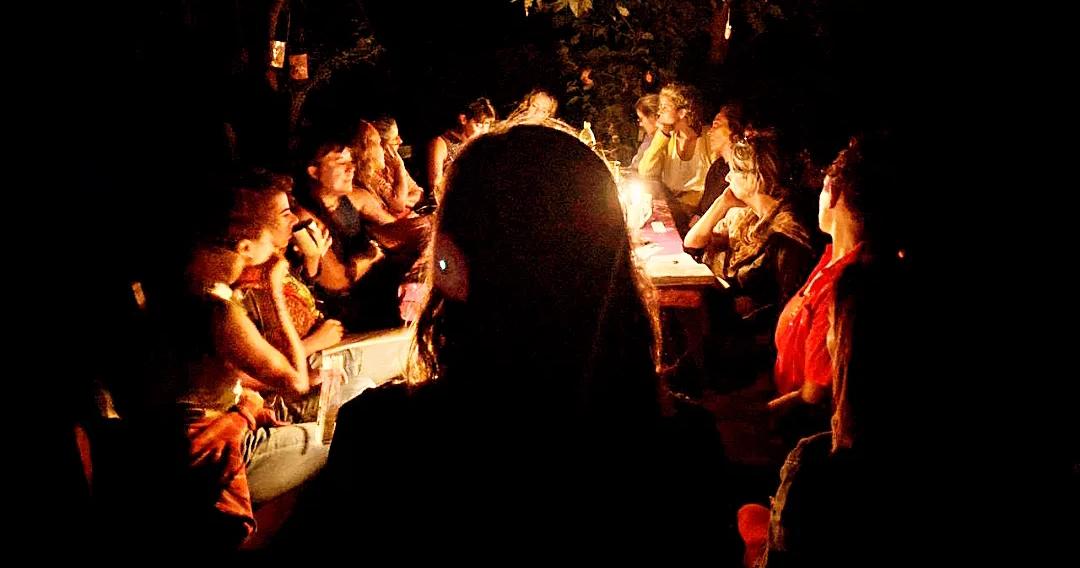 Mujeres participan de las “Catarsis astrológicas”, encuentros nocturnos con cartas natales y rituales colectivos. CORTESÍA