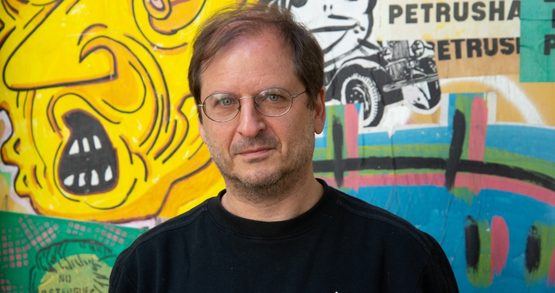 En Argentinos, ¡a las cosas!, Martín Kohan convierte objetos, imágenes y mitos argentinos en materia de lectura crítica. CORTESÍA