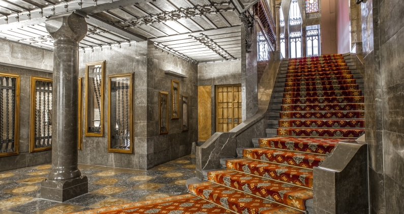 La escalinata de acceso a la planta noble del Palau Güell conjuga sobriedad y belleza. DIPUTACIÓN DE BARCELONA La escalinata de acceso a la planta noble del Palau Güell conjuga sobriedad y belleza. DIPUTACIÓN DE BARCELONA