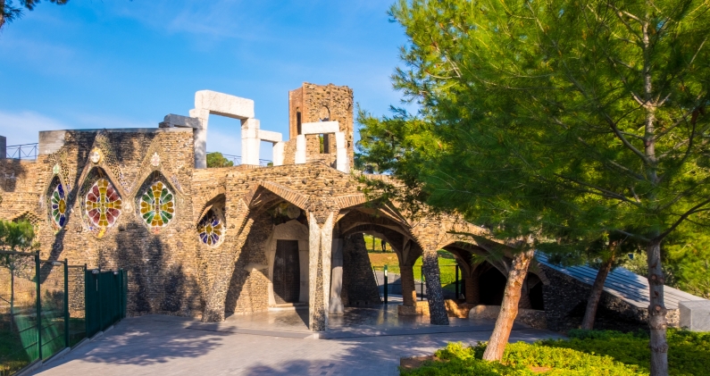 La Cripta Gaudí de la Colonia Güell anticipó muchas de las soluciones arquitectónicas posteriores del arquitecto catalán. SHUTTERSTOCK. La Cripta Gaudí de la Colonia Güell anticipó muchas de las soluciones arquitectónicas posteriores del arquitecto catalán. SHUTTERSTOCK.