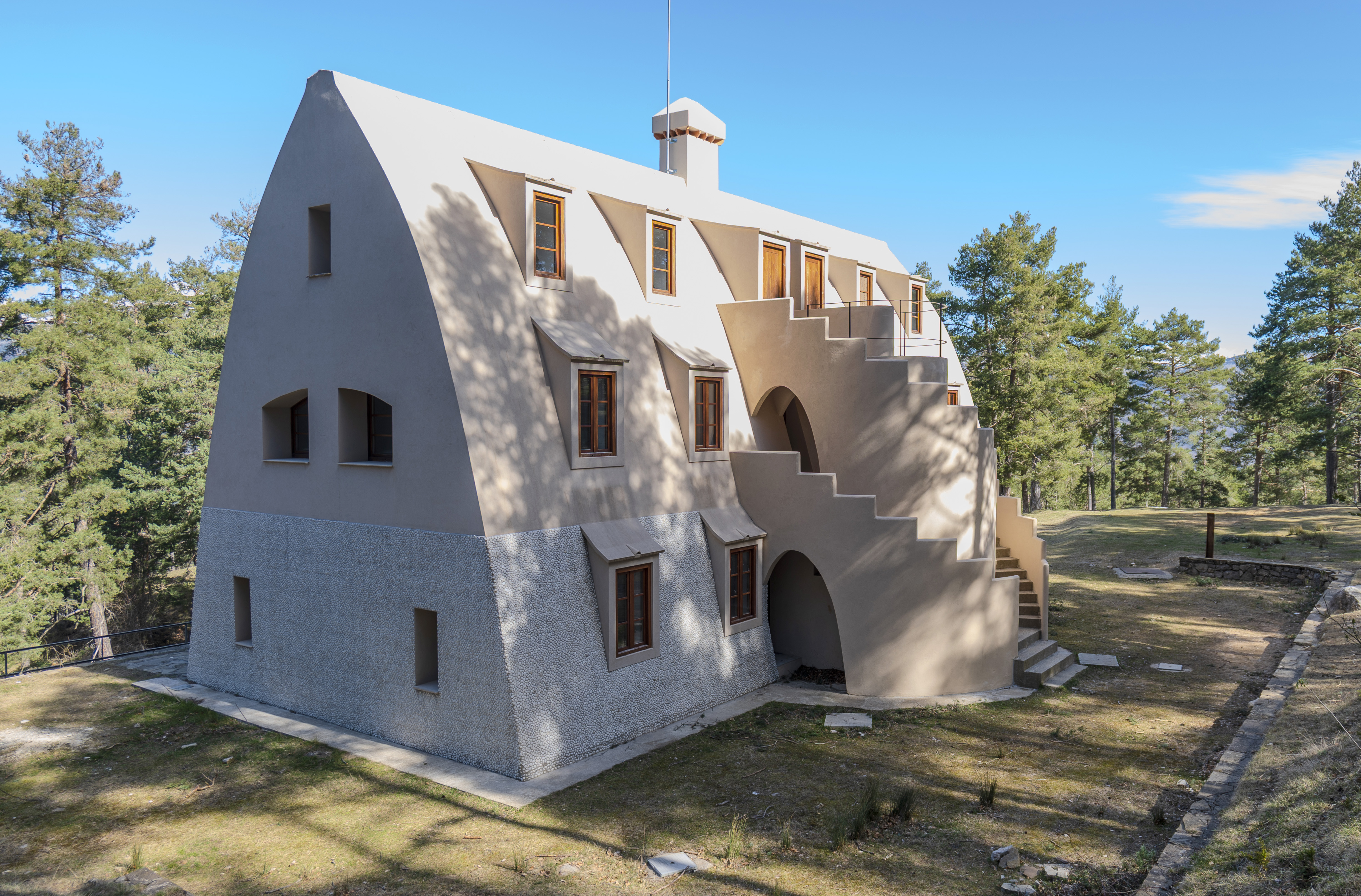El Chalé del Catllaràs, en La Pobla de Lillet, fue diseñado por Gaudí en 1902 para alojar a los ingenieros de las minas de carbón. ALBERT MIRÓ / DIPUTACIÓN DE BARCELONA
