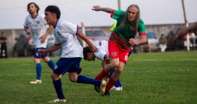 Robert Carmona, el futbolista más longevo del mundo según el libro Guinness, sigue compitiendo oficialmente a los 64 años en Uruguay. CORTESÍA