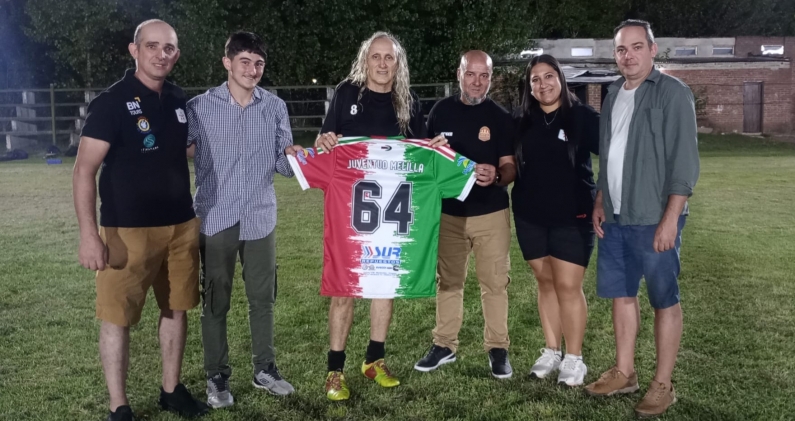 Robert Carmona posa con la camiseta de Juventud Melilla, el equipo uruguayo al que se ha incorporado en 2026. CORTESÍA Robert Carmona posa con la camiseta de Juventud Melilla, el equipo uruguayo al que se ha incorporado en 2026. CORTESÍA