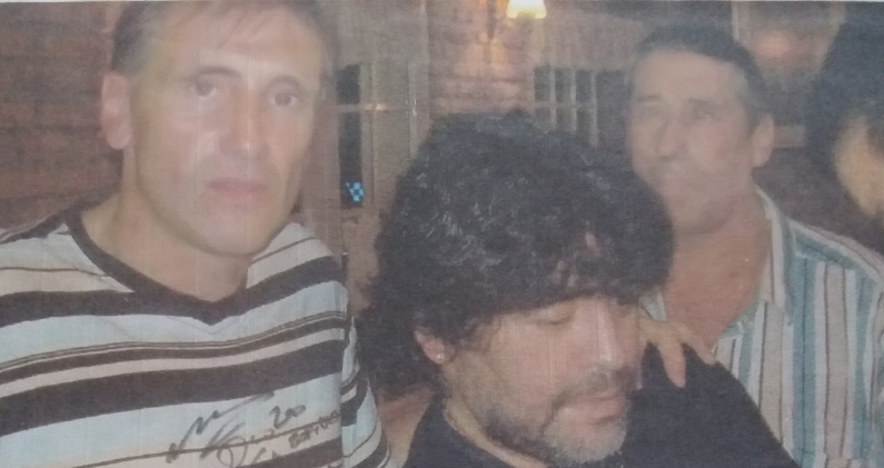Robert Carmona junto a Diego Maradona en Argentina. CORTESÍA Robert Carmona junto a Diego Maradona en Argentina. CORTESÍA