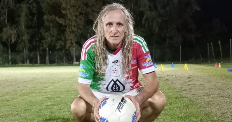 Robert Carmona con la camiseta de Juventud Melilla, el club uruguayo en el que juega actualmente. CORTESÍA Robert Carmona con la camiseta de Juventud Melilla, el club uruguayo en el que juega actualmente. CORTESÍA
