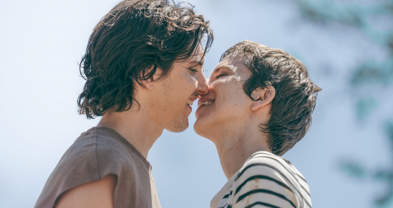 Nora encuentra en Max, interpretado por Marc Soler, una vía de escape a su vida anterior. CORTESÍA Nora encuentra en Max, interpretado por Marc Soler, una vía de escape a su vida anterior. CORTESÍA
