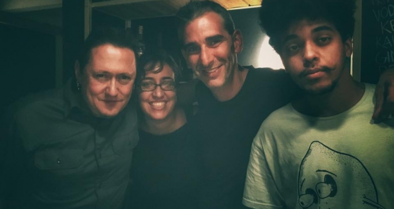 Gillen y algunos miembros del equipo de La Casa de la Bombilla Verde junto con el multifacético Fermin Muguruza. CORTESÍA Gillen y algunos miembros del equipo de La Casa de la Bombilla Verde junto con el multifacético Fermin Muguruza. CORTESÍA