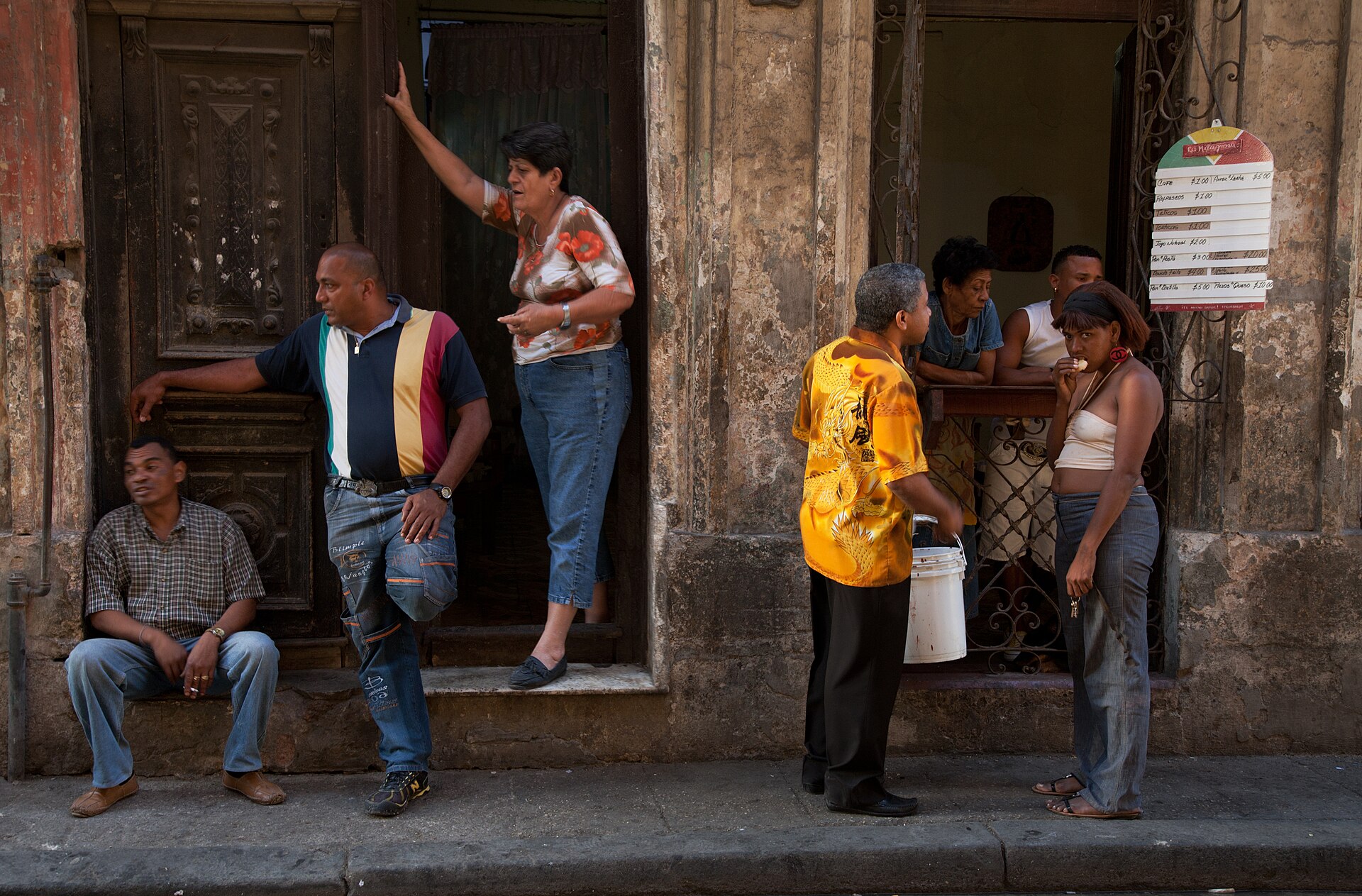 Vecinos conversan frente a un edificio del centro de La Habana, en 2011. JORGE ROYAN