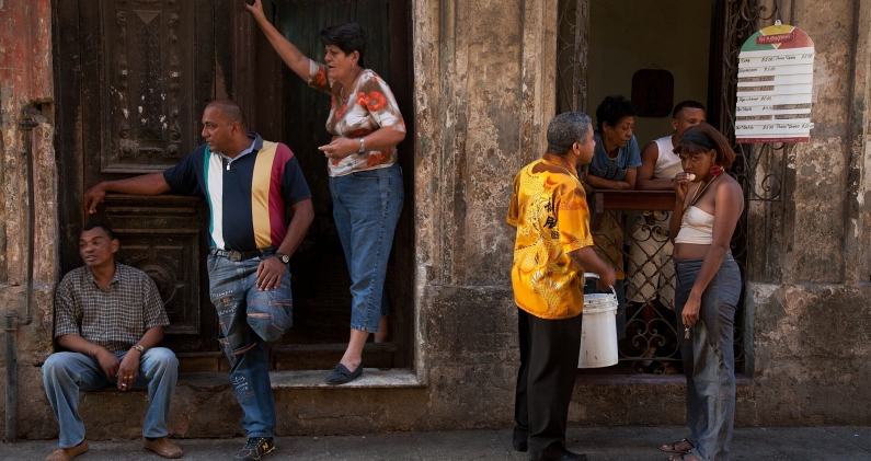 Vecinos conversan frente a un edificio del centro de La Habana, en 2011. JORGE ROYAN Vecinos conversan frente a un edificio del centro de La Habana, en 2011. JORGE ROYAN