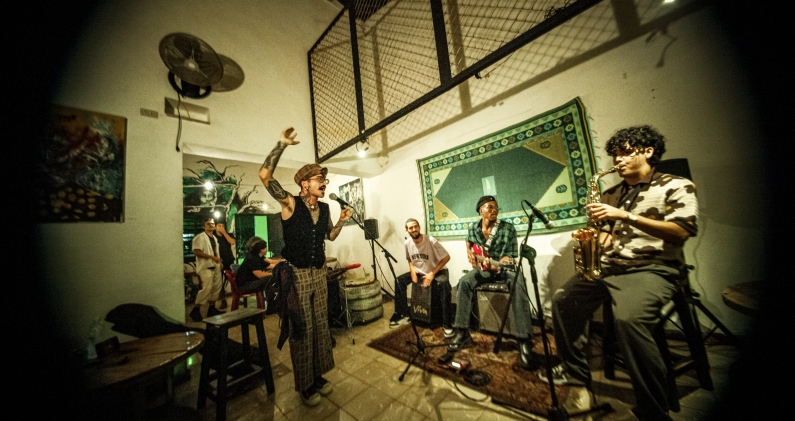 Concierto en La Casa de la Bombilla Verde, un espacio cultural independiente de La Habana. MARÍA LUCÍA EXPÓSITO Concierto en La Casa de la Bombilla Verde, un espacio cultural independiente de La Habana. MARÍA LUCÍA EXPÓSITO