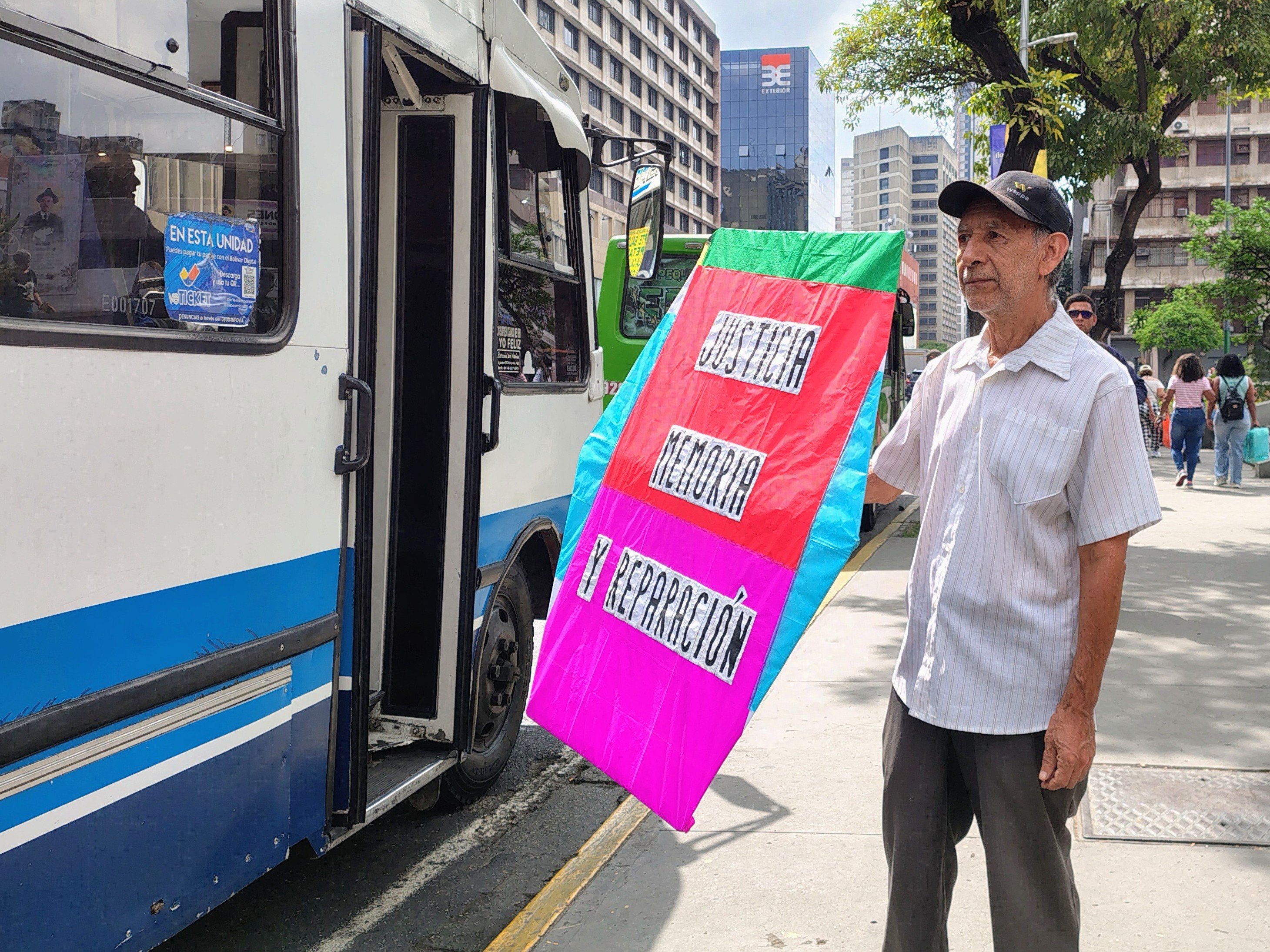 Rafael Araujo, conocido como “El Señor del Papagayo”, lleva más de dos décadas difundiendo mensajes de protesta y opinión a través de sus cometas en las calles de Caracas. KAO YONEKURA