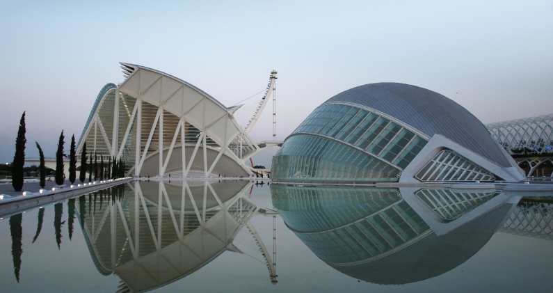 La Ciudad de las Artes y las Ciencias simboliza la Valencia más contemporánea y futurista. ELEMAKI La Ciudad de las Artes y las Ciencias simboliza la Valencia más contemporánea y futurista. ELEMAKI