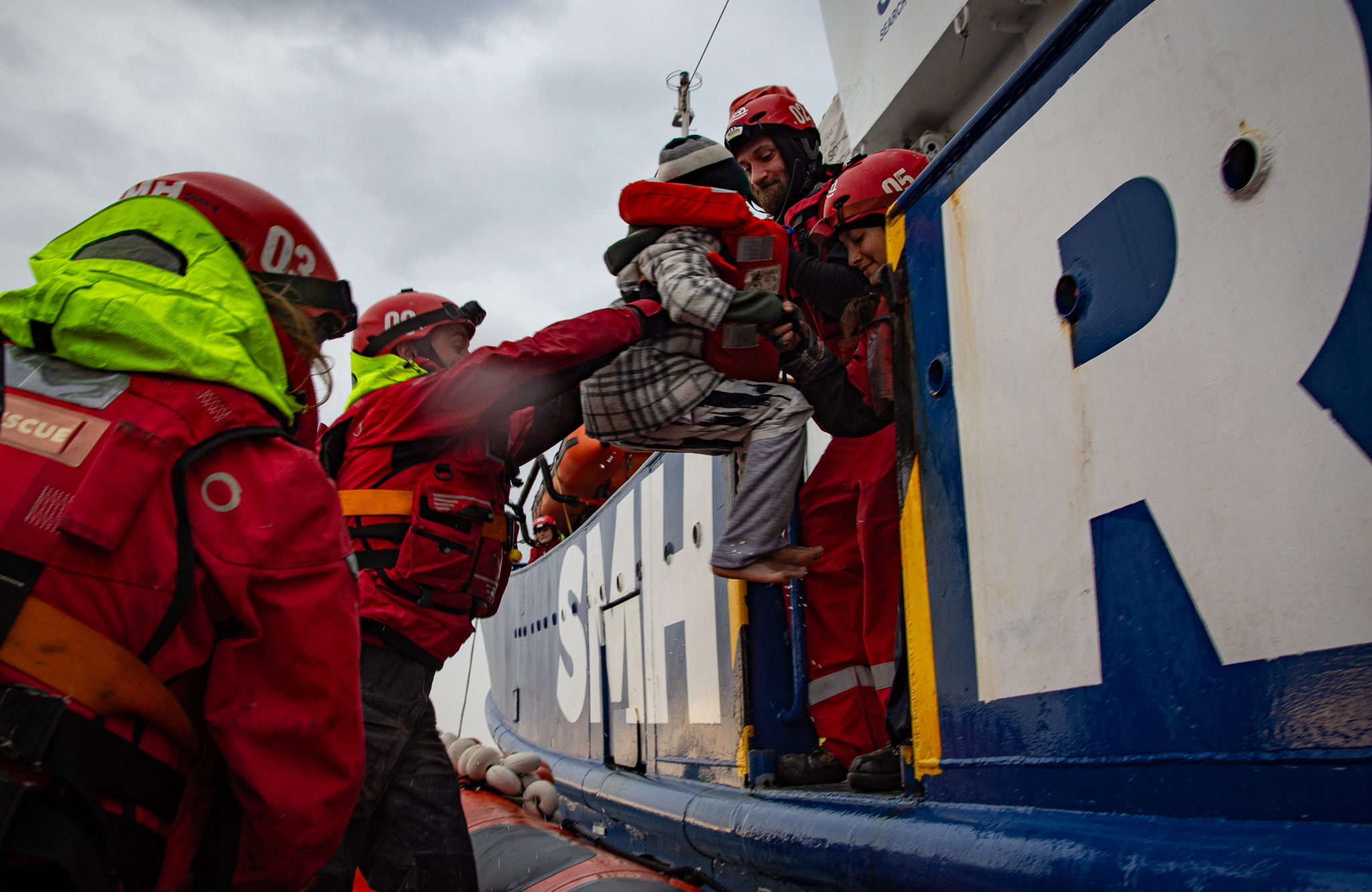 A pesar de los esfuerzos de decenas de organizaciones humanitarias los rescates en el Mediterráneo son cada vez más complicados de realizar debido a las políticas migratorias europeas.