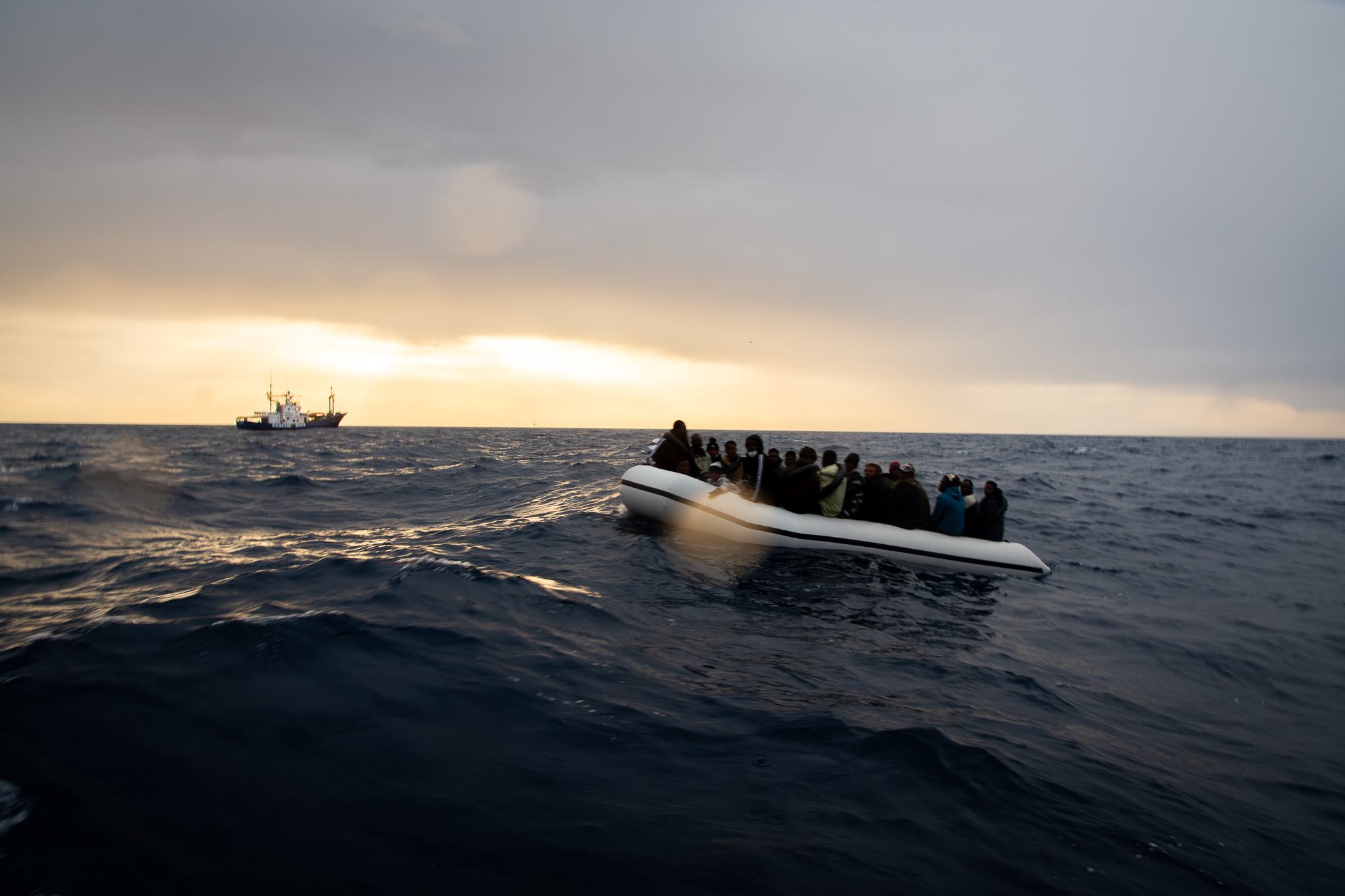 En una embarcación precaria 32 personas llevan 48hs a la deriva, sin combustible, casi sin agua, con mal tiempo y en una barca a punto de colapsar. ST