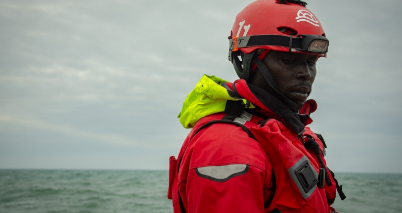 Edou, uno de los rescatistas del Aita Mari, dirige las operaciones de rescate y supervisa el entrenamiento de la tripulación. ST Edou, uno de los rescatistas del Aita Mari, dirige las operaciones de rescate y supervisa el entrenamiento de la tripulación. ST