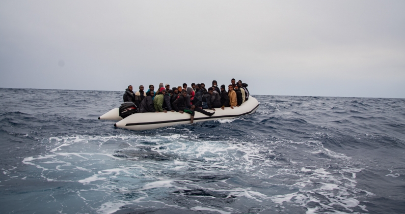 En una embarcación precaria, 32 personas llevan 48 horas a la deriva, sin combustible, casi sin agua y con mal tiempo en una barca a punto de colapsar. ST En una embarcación precaria, 32 personas llevan 48 horas a la deriva, sin combustible, casi sin agua y con mal tiempo en una barca a punto de colapsar. ST