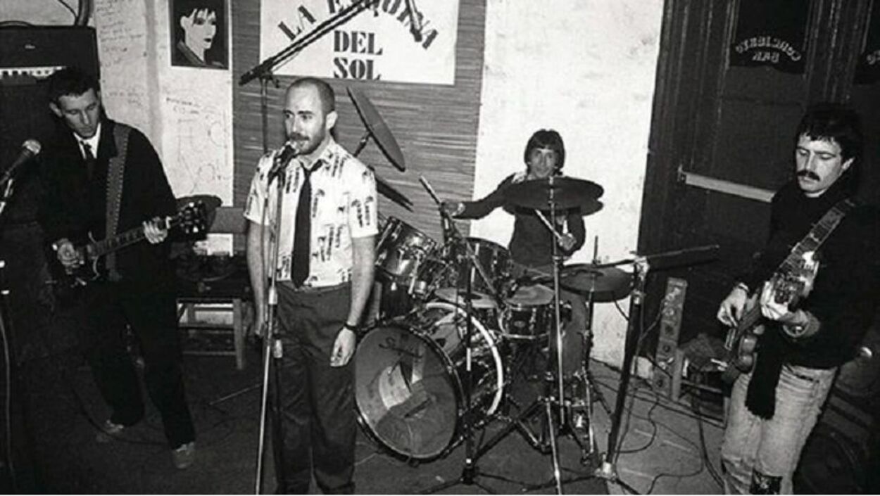Carlos Indio Solari, al frente de Patricio Rey y sus Redonditos de Ricota, durante una actuación en los años setenta. ARCHIVO