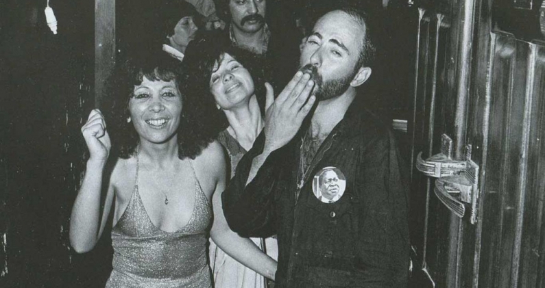 Monona, una de las bailarinas más emblemáticas de los primeros espectáculos ricoteros, junto al Indio Solari en 1978. ARCHIVO Monona, una de las bailarinas más emblemáticas de los primeros espectáculos ricoteros, junto al Indio Solari en 1978. ARCHIVO