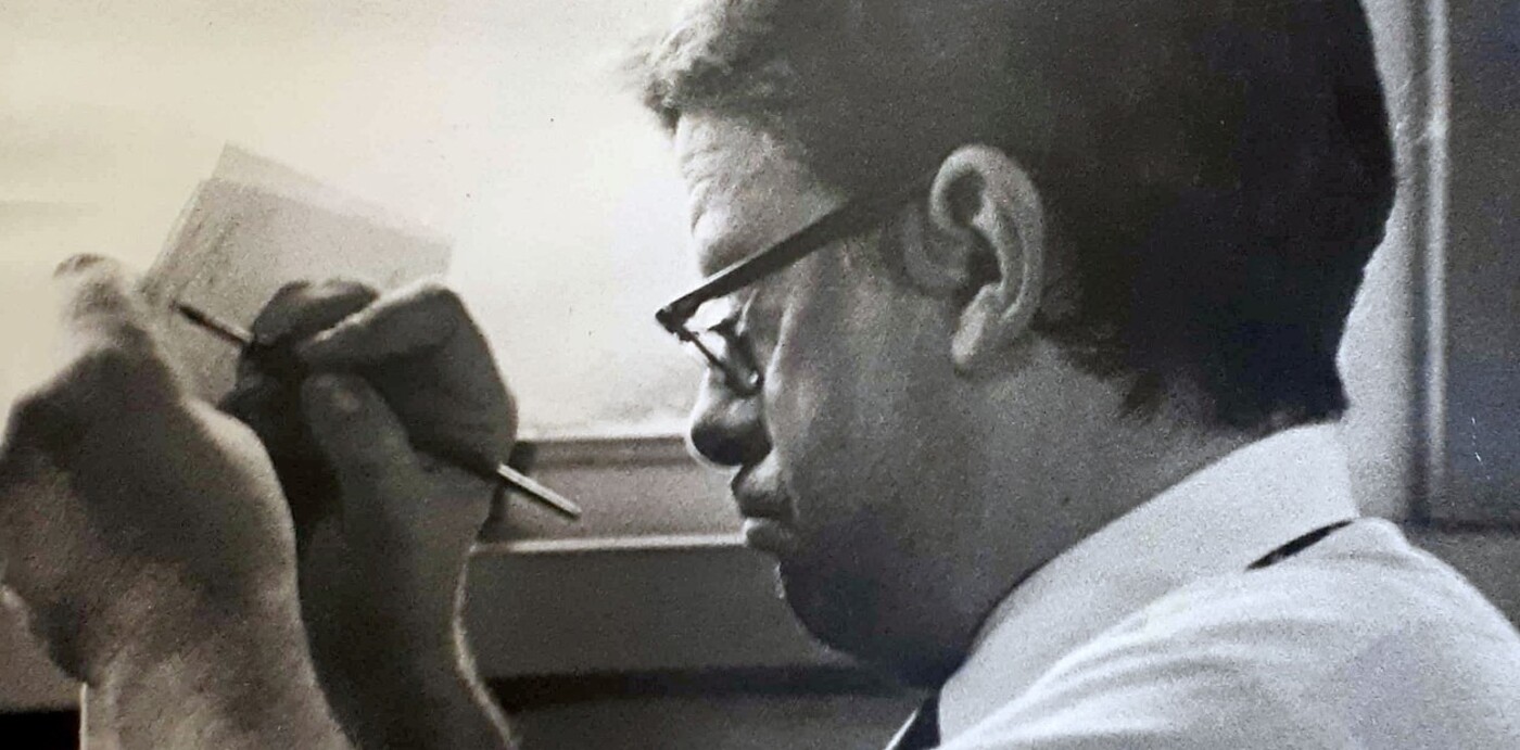 Hermenegildo Sábat en su oficina del diario Clarín en el año 1982. ARCHIVO CLARÍN