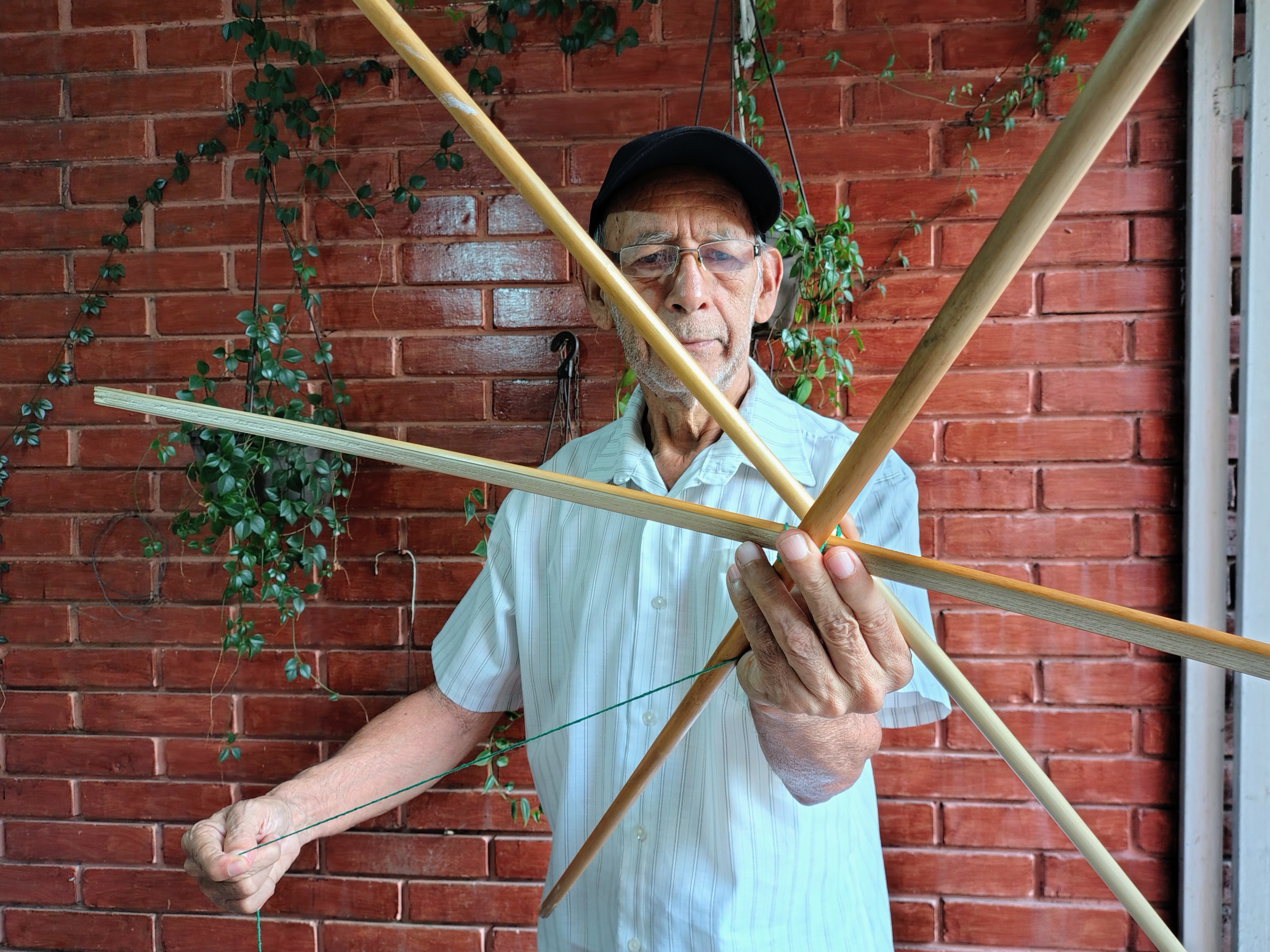 Rafael Araujo prepara la estructura de una nueva cometa en su casa de Caracas. KY Rafael Araujo prepara la estructura de una nueva cometa en su casa de Caracas. KY