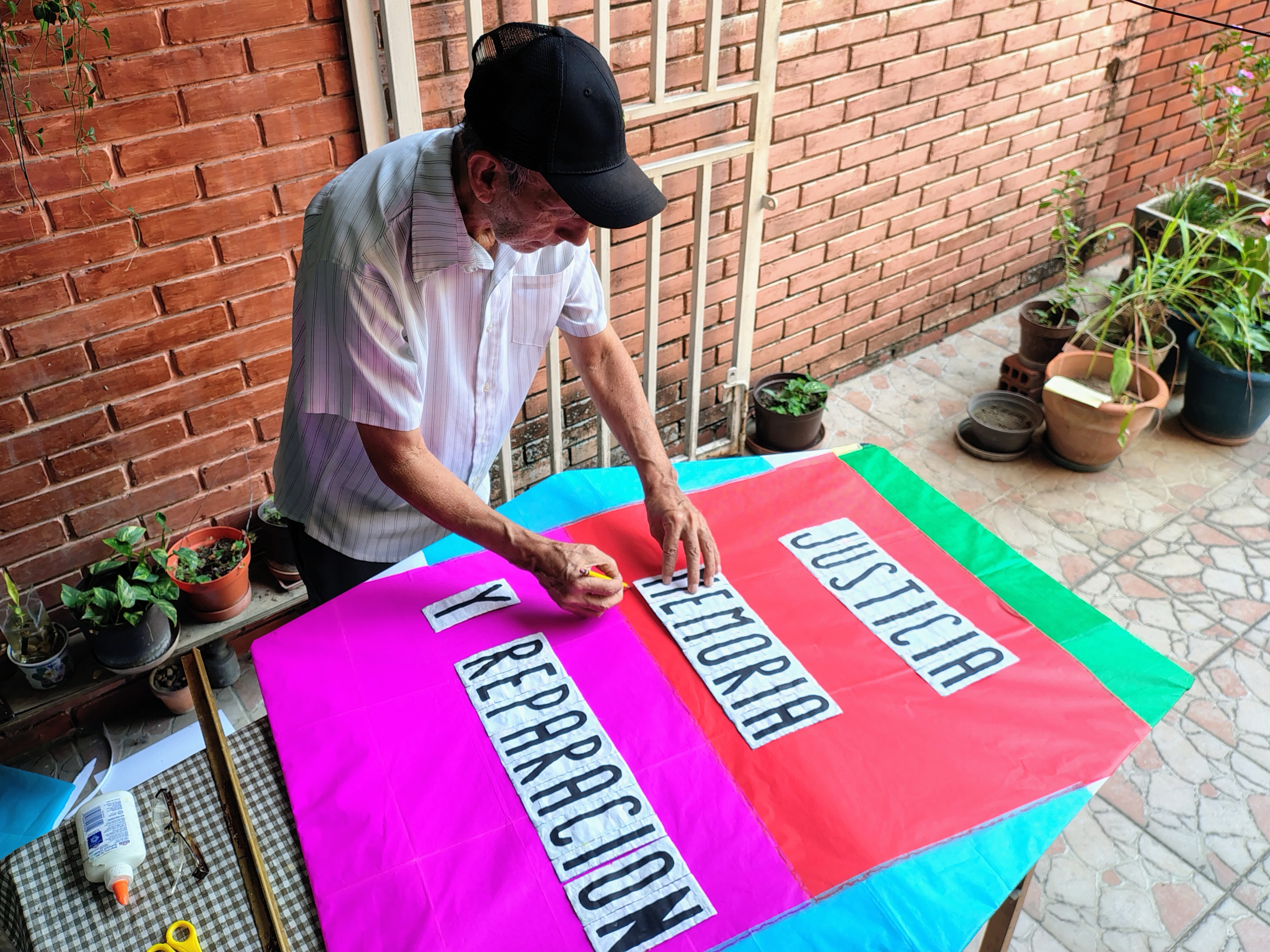 Rafael Araujo termina un papagayo con las palabras "Justicia", "Memoria" y "Reparación". KY Rafael Araujo termina un papagayo con las palabras "Justicia", "Memoria" y "Reparación". KY