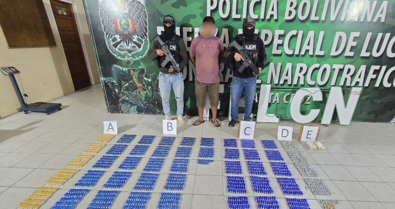 La Fuerza Especial de Lucha Contra el Narcotráfico exhibe cocaína decomisada en un operativo en la localidad de Chochis, Santa Cruz. FELCN