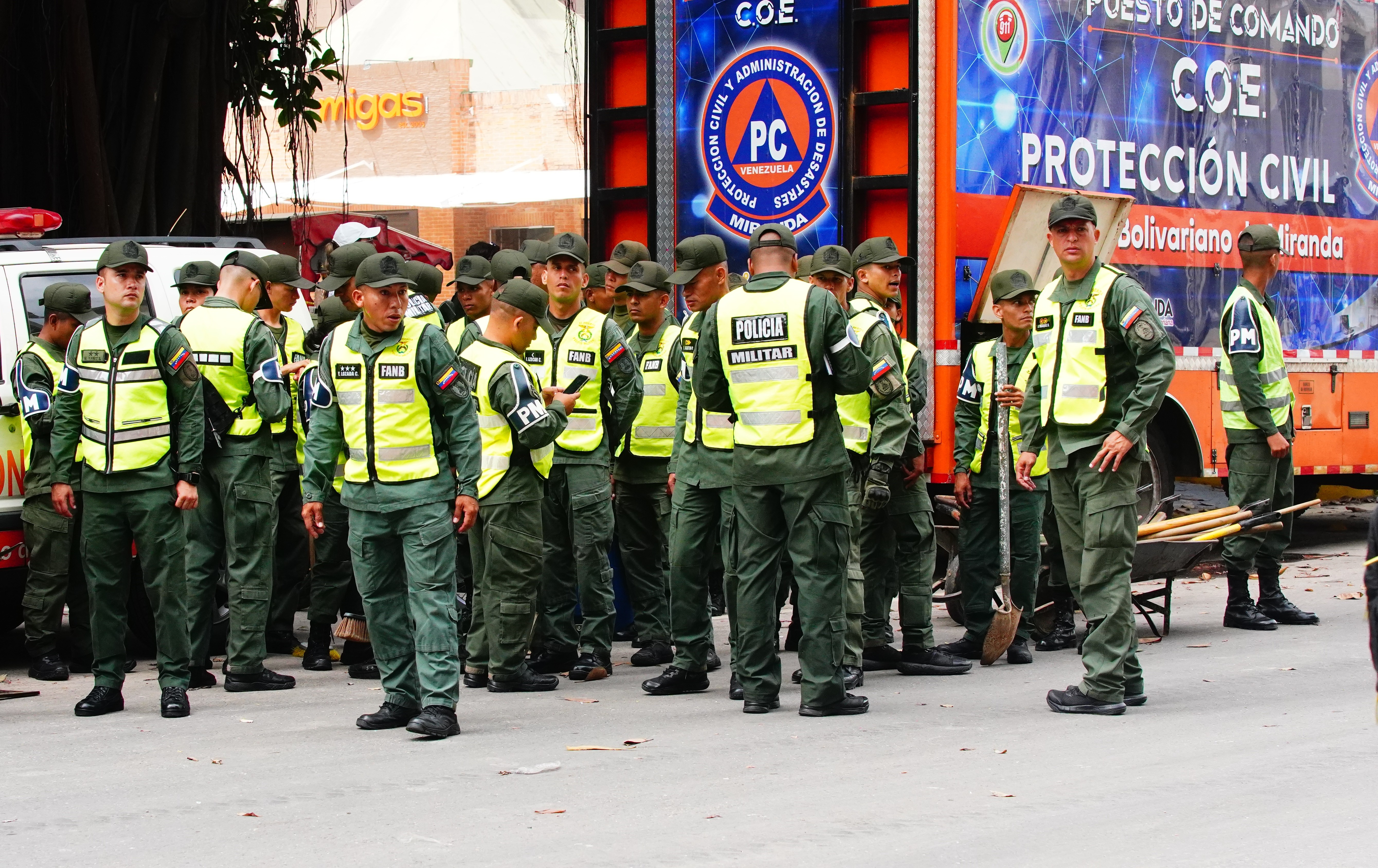 Militares se preparan para iniciar labores en edificaciones destruidas en Los Palos Grandes. DTP