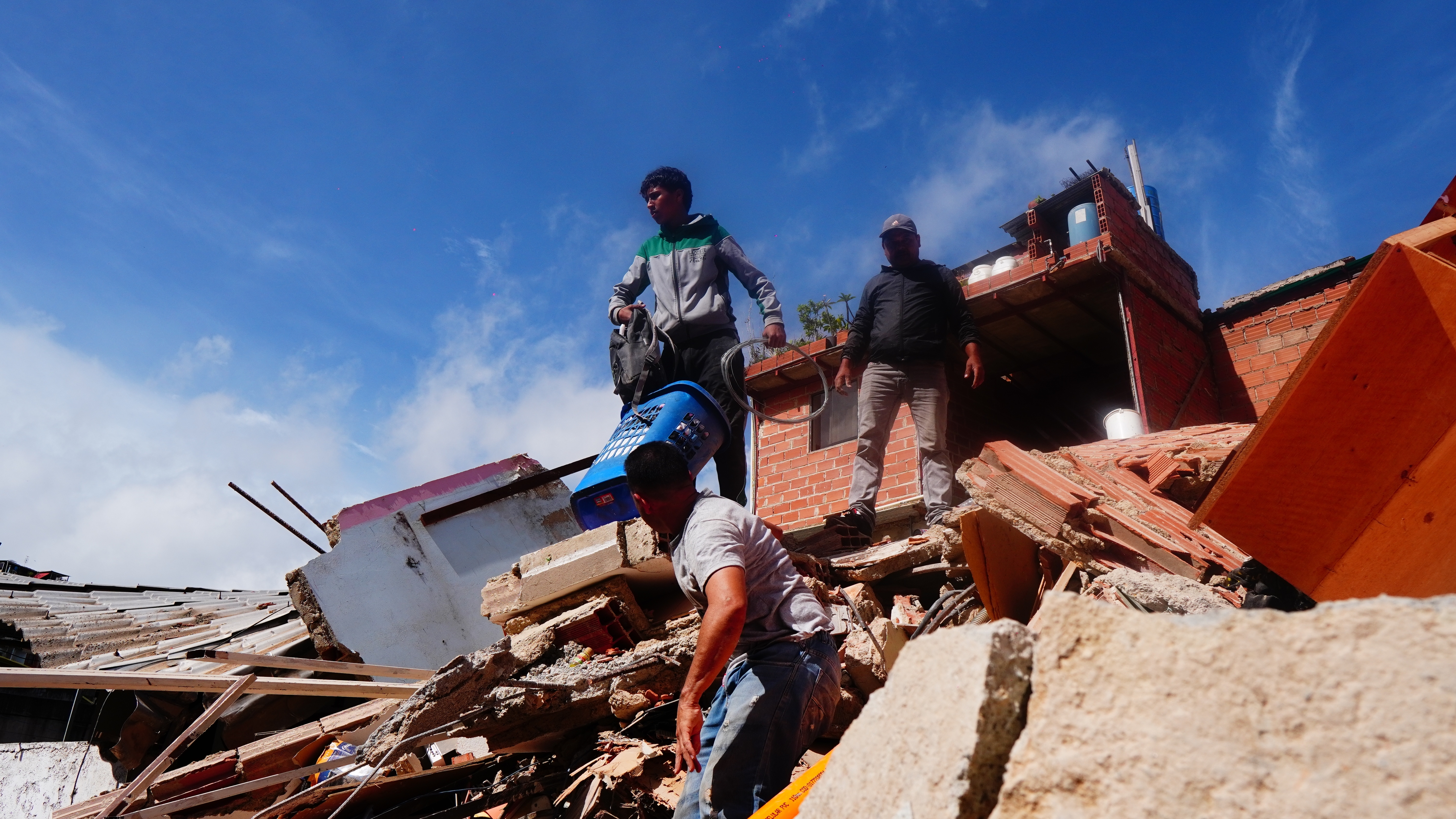   Adolescente ayuda a desalojar pertenencias de un hogar destruido en Las Minas de Baruta, mientras los equipos evalúan cómo remover escombros. DIEGO TORRES PANTIN