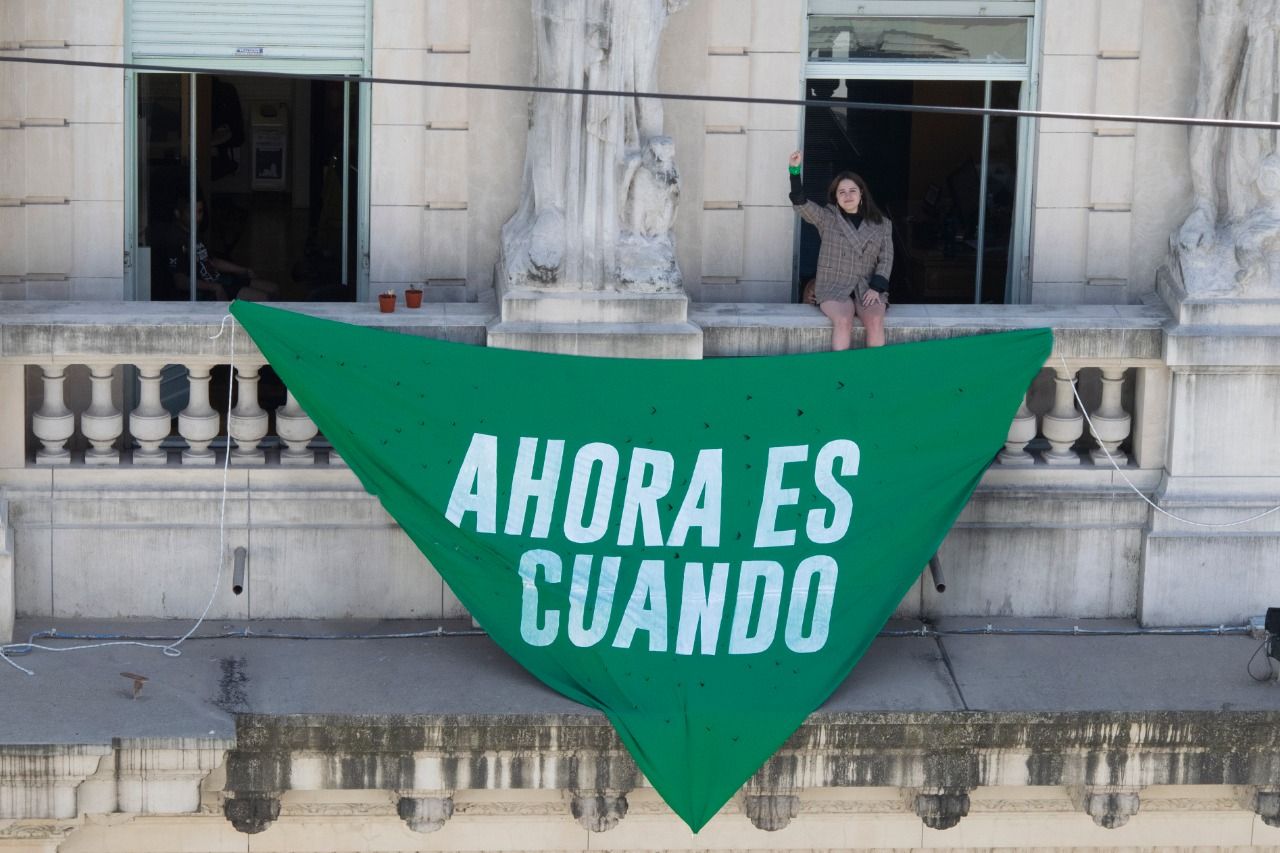 Ofelia Fernández, con el pañuelo verde, símbolo del aborto legal. BÁRBARA LEIVA Ofelia Fernández, con el pañuelo verde, símbolo del aborto legal. BÁRBARA LEIVA
