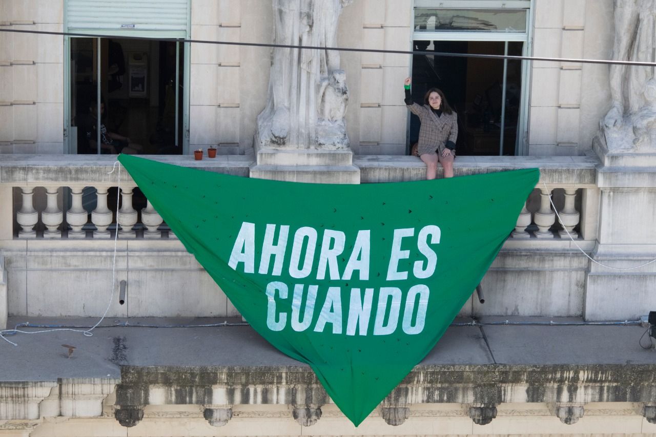 Ofelia Fernández, con el pañuelo verde, símbolo del aborto legal. BÁRBARA LEIVA