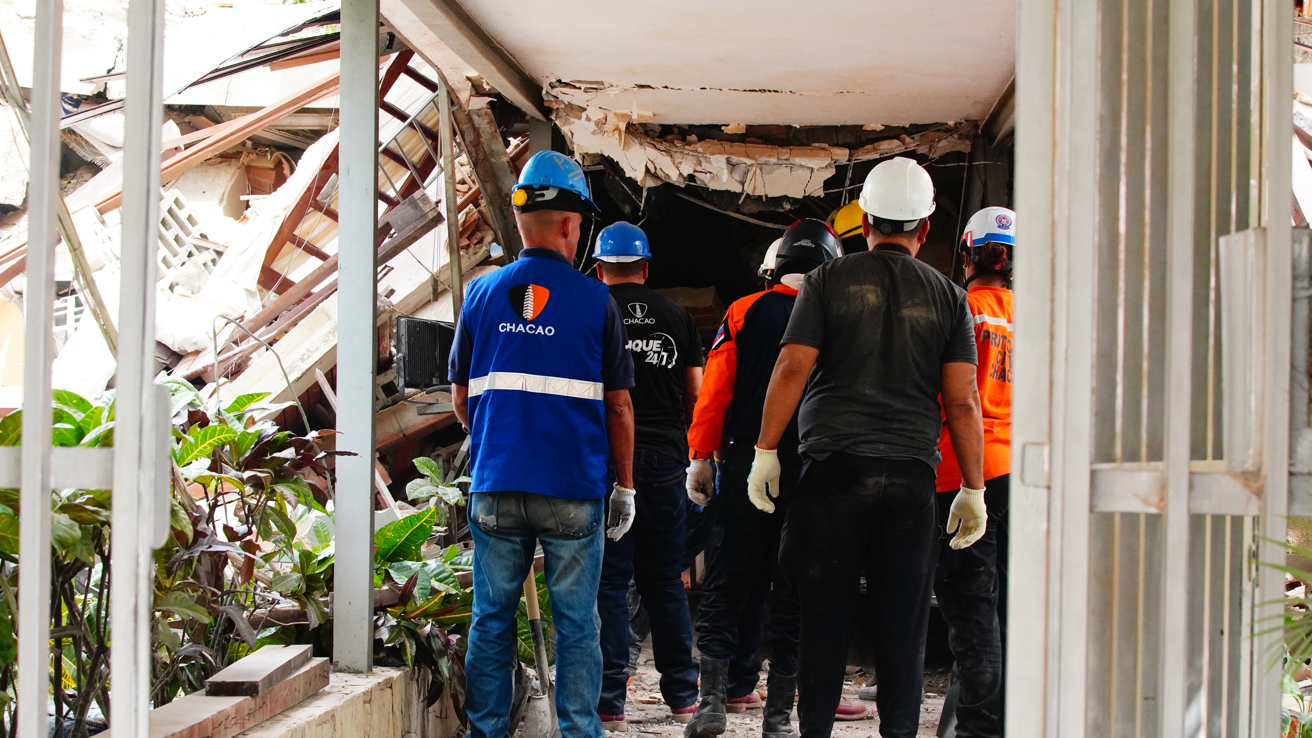 Personal de la Alcaldía de Chacao entra en un edificio colapsado en Los Palos Grandes. DTP