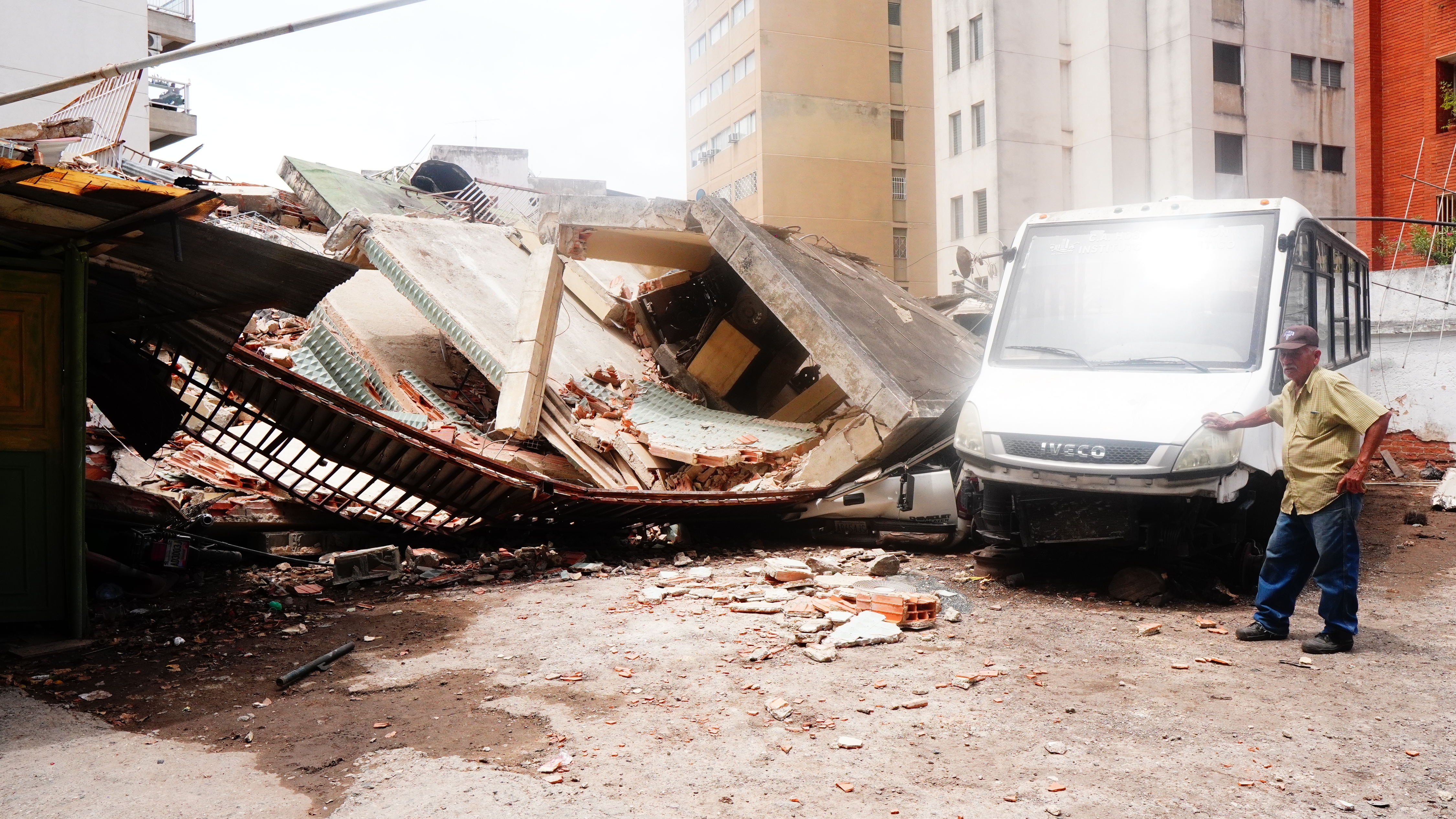 “No sé cuántas personas salieron, creo que fueron como 4. Los que quedan adentro son los muertos”. Sector San Bernardino, Caracas. DTP