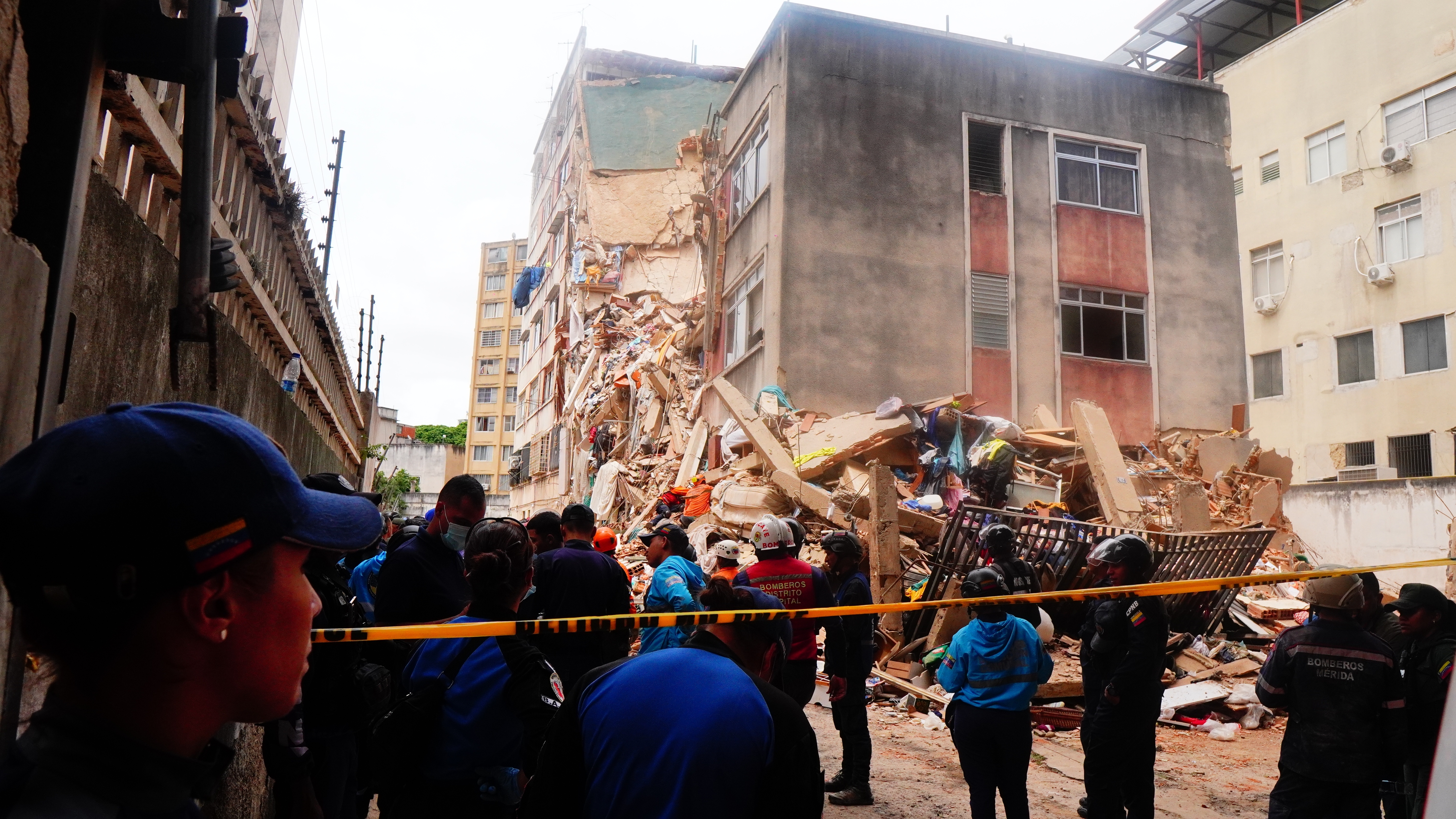 Equipos de rescate evalúan cómo abordar vivienda colapsada en San Bernardino. DTP