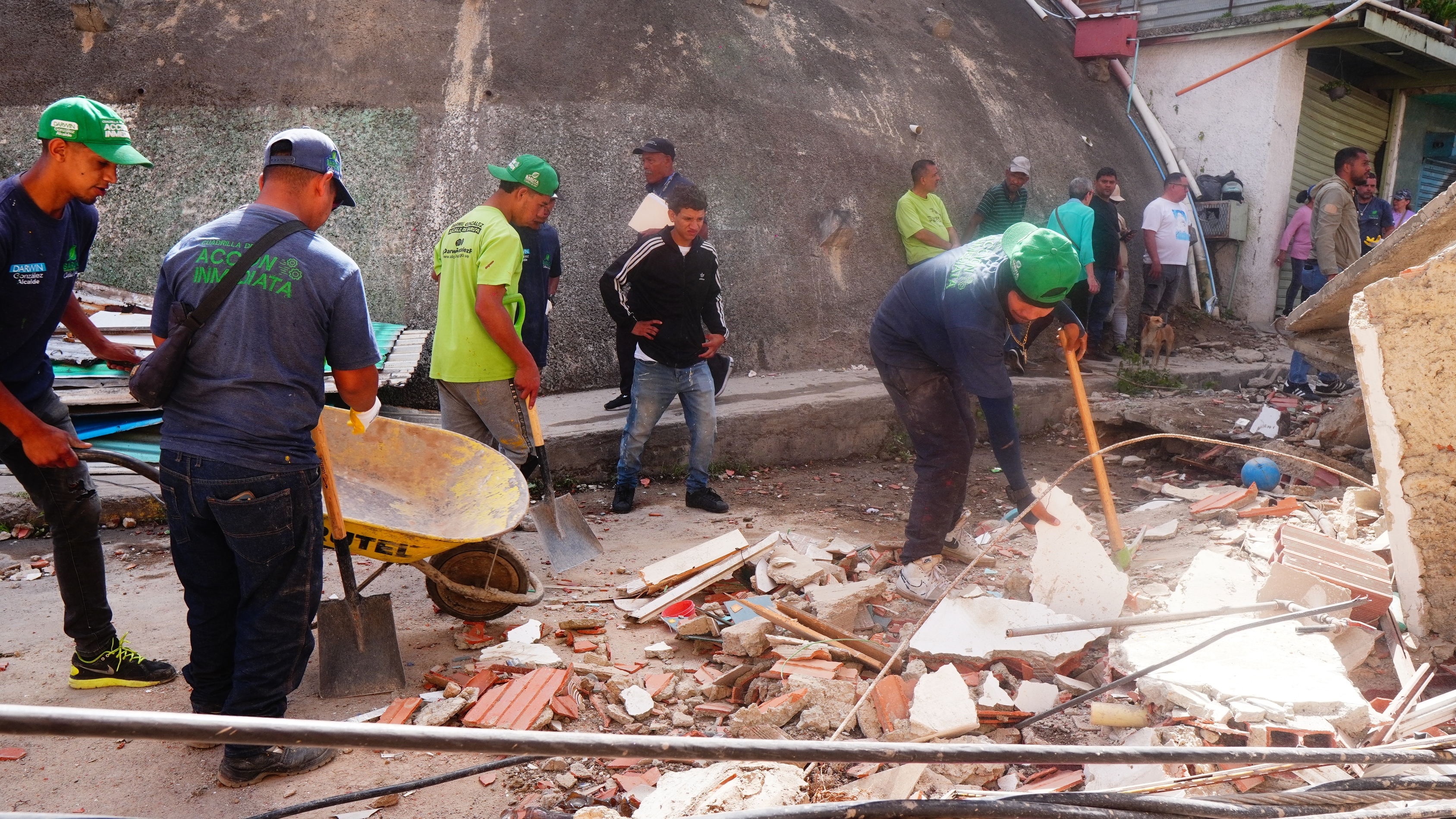 Personal de la alcaldía de Baruta remueve escombros afuera de una casa destruida en el sector Las Minas. DTP