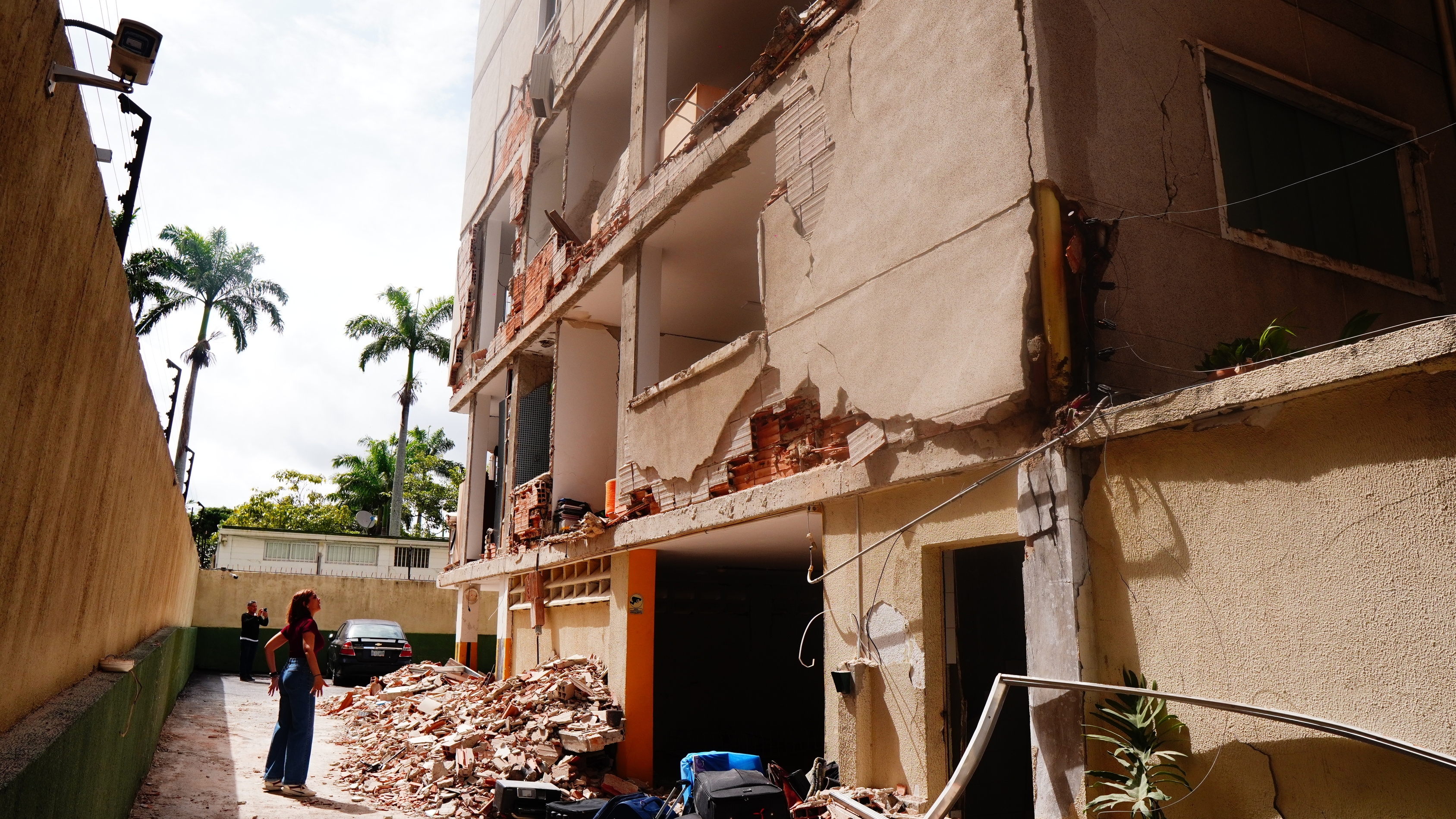 Edificio residencial afectado por el terremoto. Perdió su fachada. Los residentes se ven obligados a abandonar sus apartamentos. Altamira, municipio Chacao. DTP