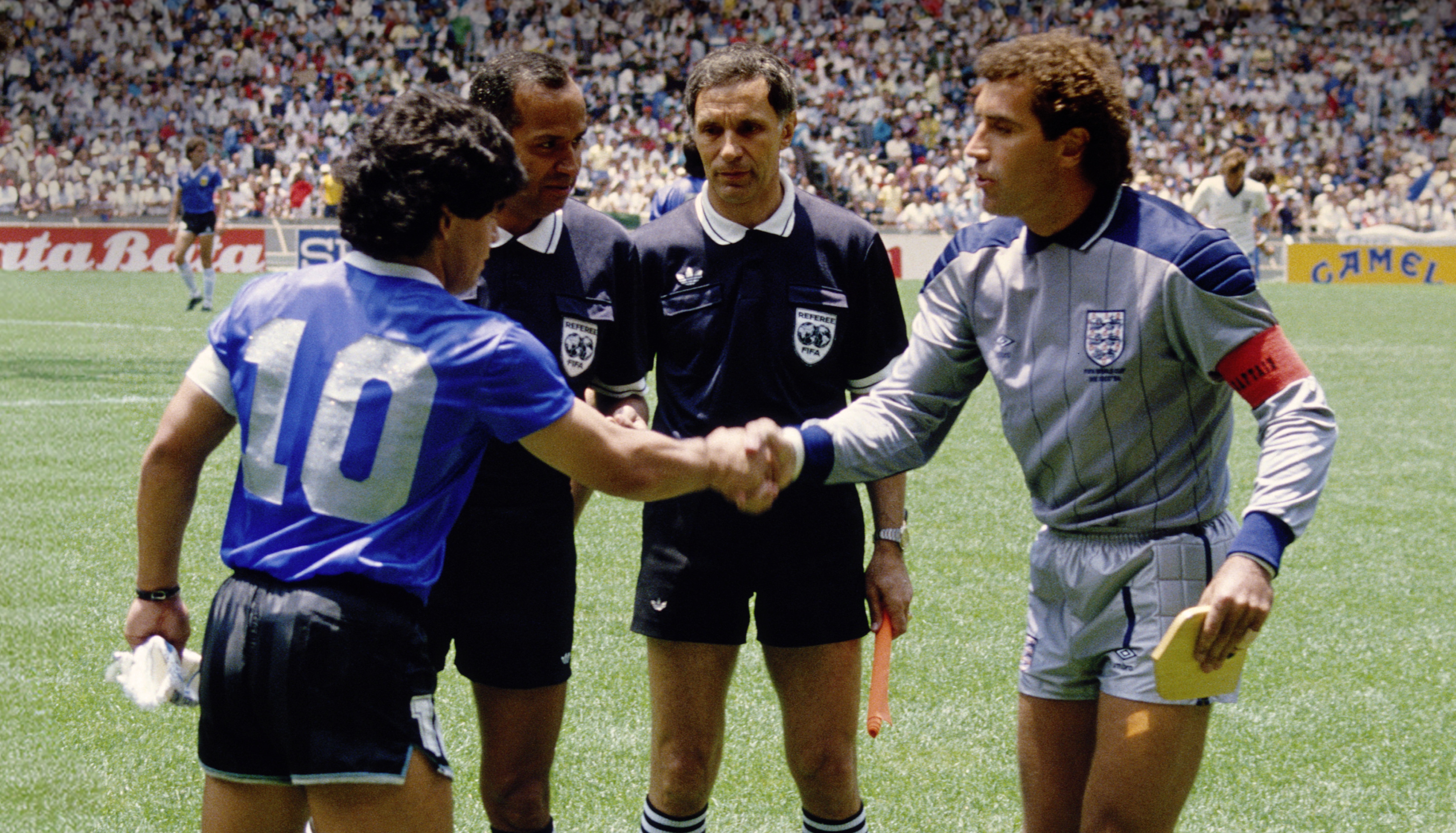 Diego Maradona saluda al capitán inglés Peter Shilton antes del inicio del histórico Argentina-Inglaterra de México 1986. ARCHIVO