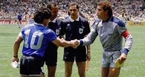 Diego Maradona saluda al capitán inglés Peter Shilton antes del inicio del histórico Argentina-Inglaterra de México 1986. ARCHIVO