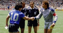 Diego Maradona saluda al capitán inglés Peter Shilton antes del inicio del histórico Argentina-Inglaterra de México 1986. ARCHIVO