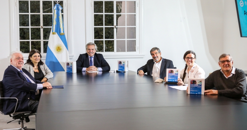 Alberto Fernández recibe al equipo científico que desarrolló el test NEOKIT COVID 19 durante la pandemia. PRESIDENCIA Alberto Fernández recibe al equipo científico que desarrolló el test NEOKIT COVID 19 durante la pandemia. PRESIDENCIA