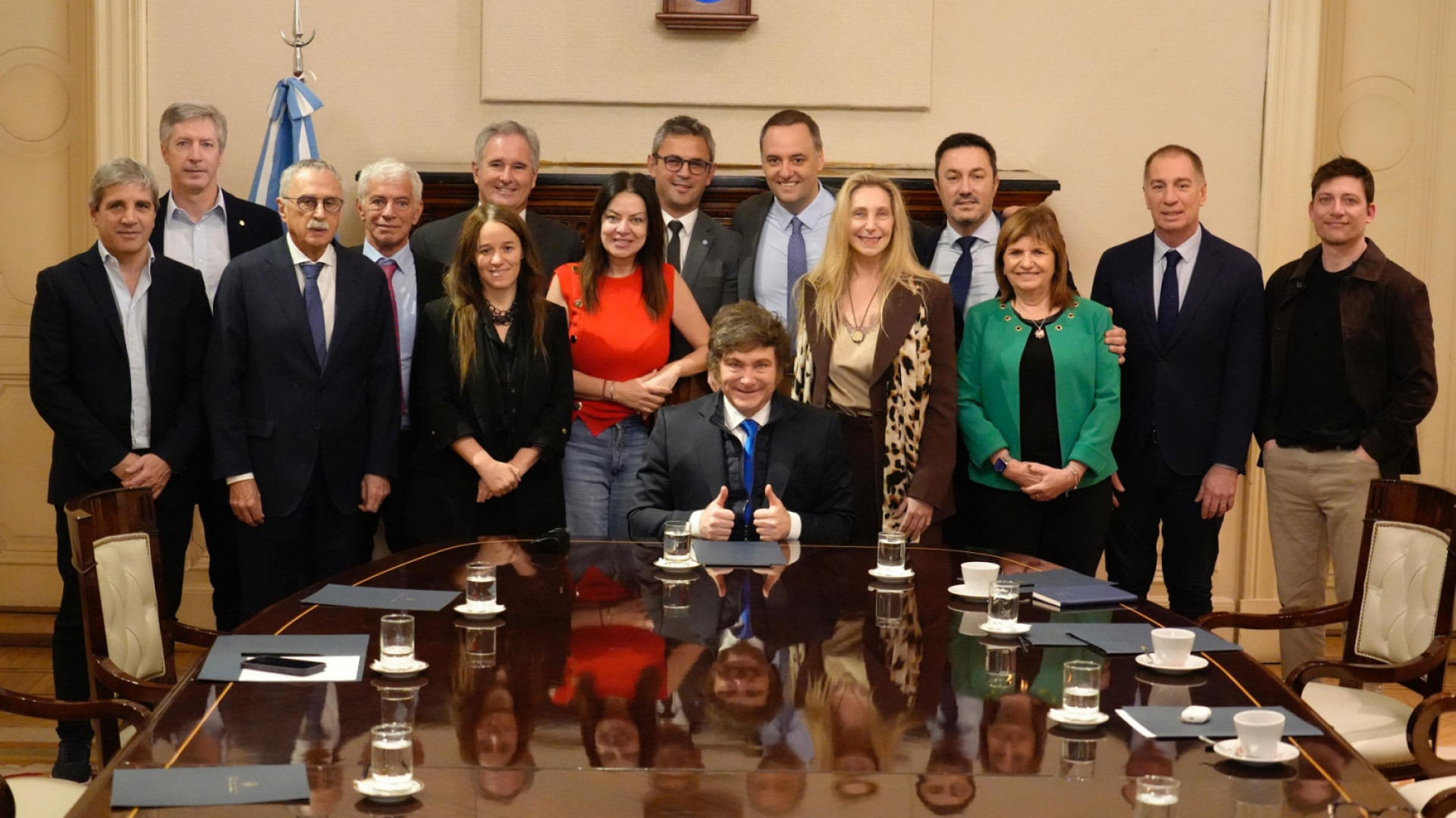 Javier Milei junto a los integrantes de su gabinete tras una reunión en la Casa Rosada. PRESIDENCIA